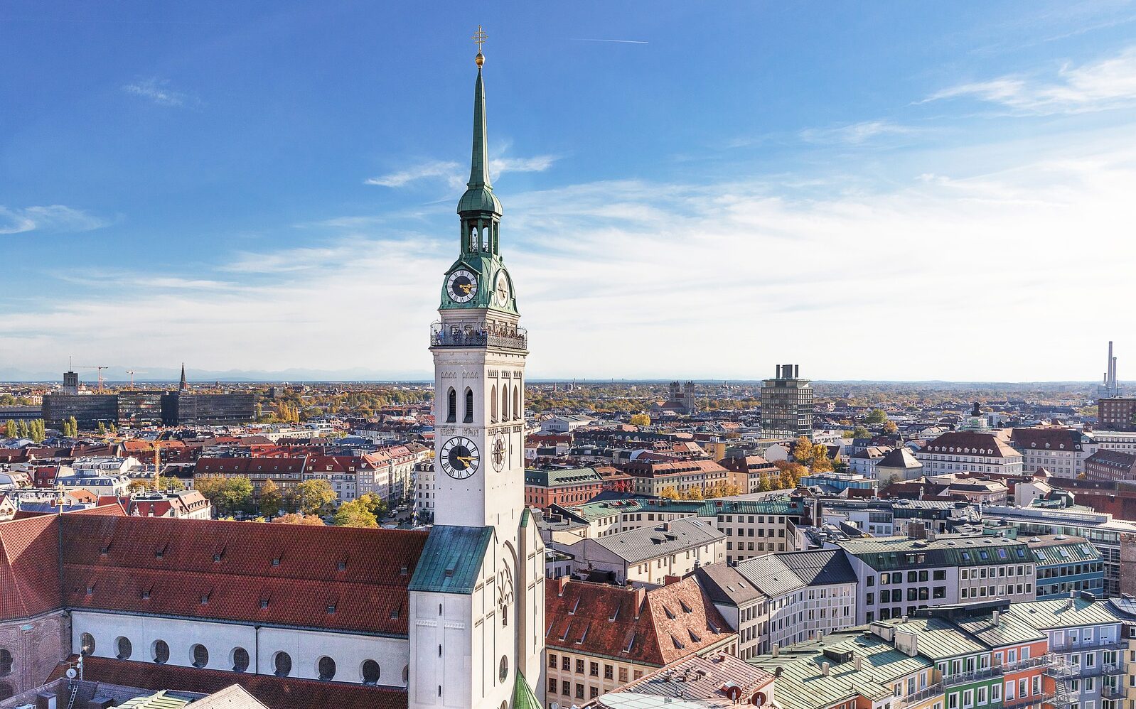 Eine Luftaufnahme der Stadt München mit einem Uhrturm.